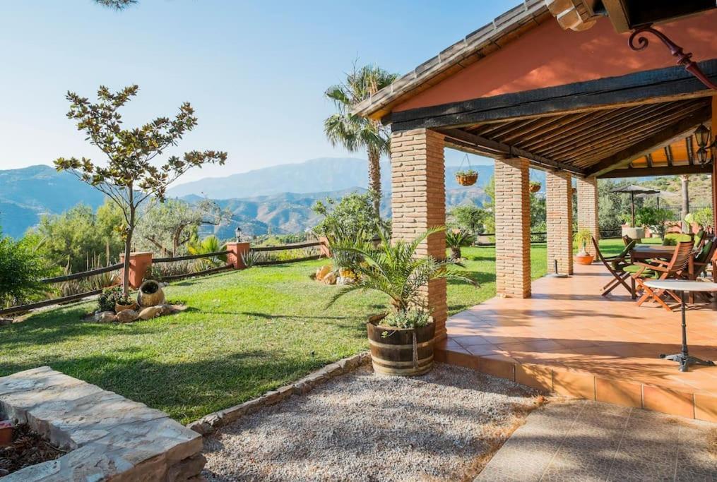 Villa El Pino: With Private Pool Sayalonga Exterior foto