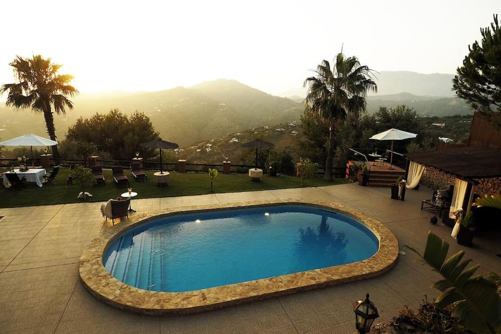 Villa El Pino: With Private Pool Sayalonga Exterior foto