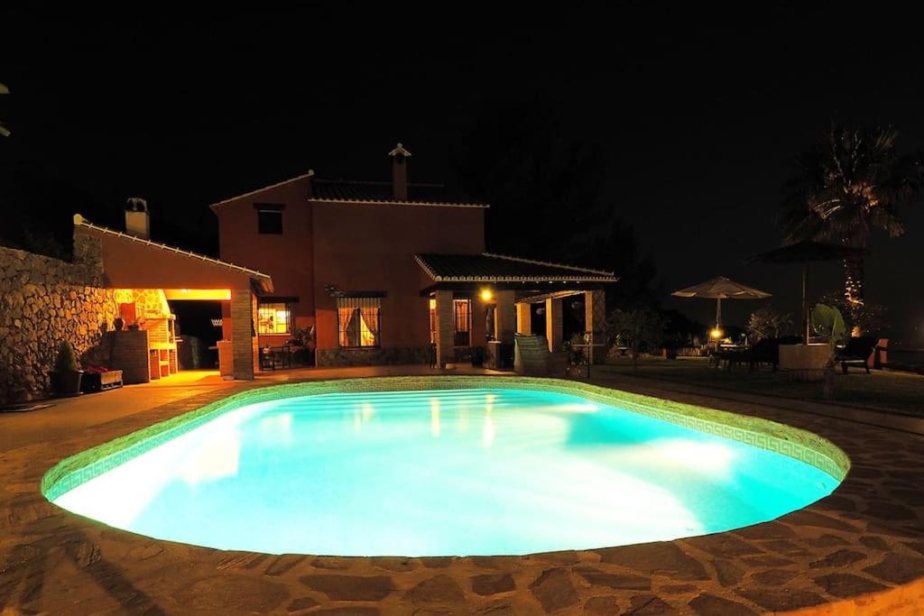Villa El Pino: With Private Pool Sayalonga Exterior foto